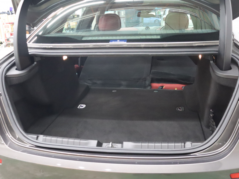 マセラティ ギブリ 正規ディーラー車 上質な走りと快適装備を備えた一台