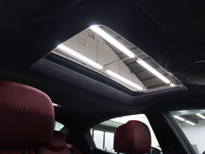 マセラティ ギブリ 正規ディーラー車 上質な走りと快適装備を備えた一台