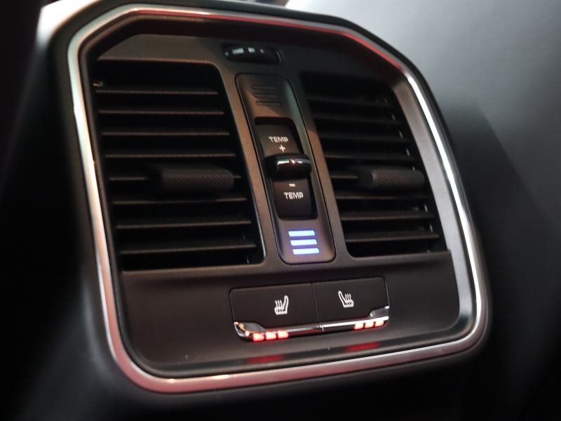 ポルシェ マカンGTS 後期モデル スポーツクロノ搭載の魅力とは