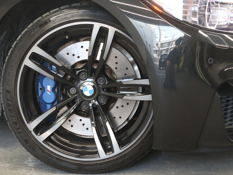 BMW M4クーペ 431psの走りとカーボンルーフが生む特別な存在感