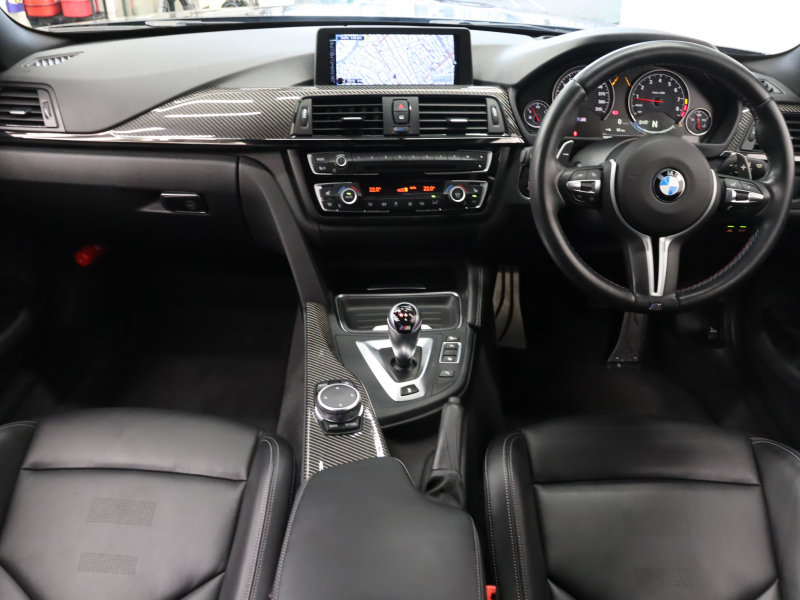 BMW M4クーペ 431psの走りとカーボンルーフが生む特別な存在感