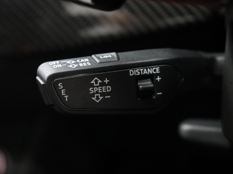 カーボンパッケージ装着のアウディ RS5スポーツバックをご紹介